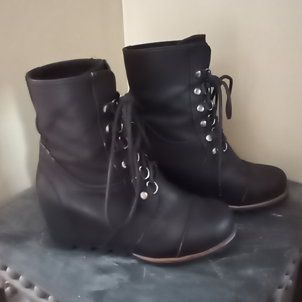 Black Lace-Up Ankle Boots Faux Sorel Sz 8 from Target Like Joan of Arc